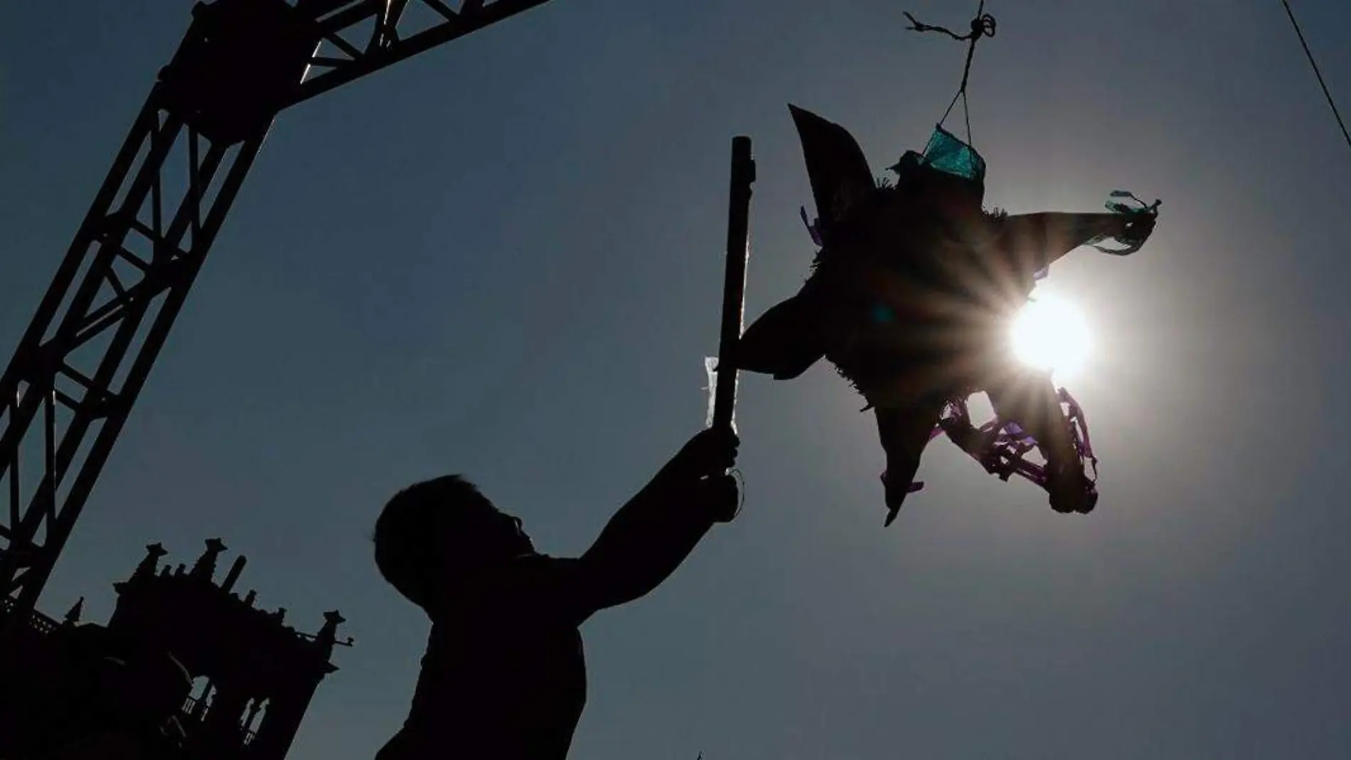 Niño golpeando una piñata